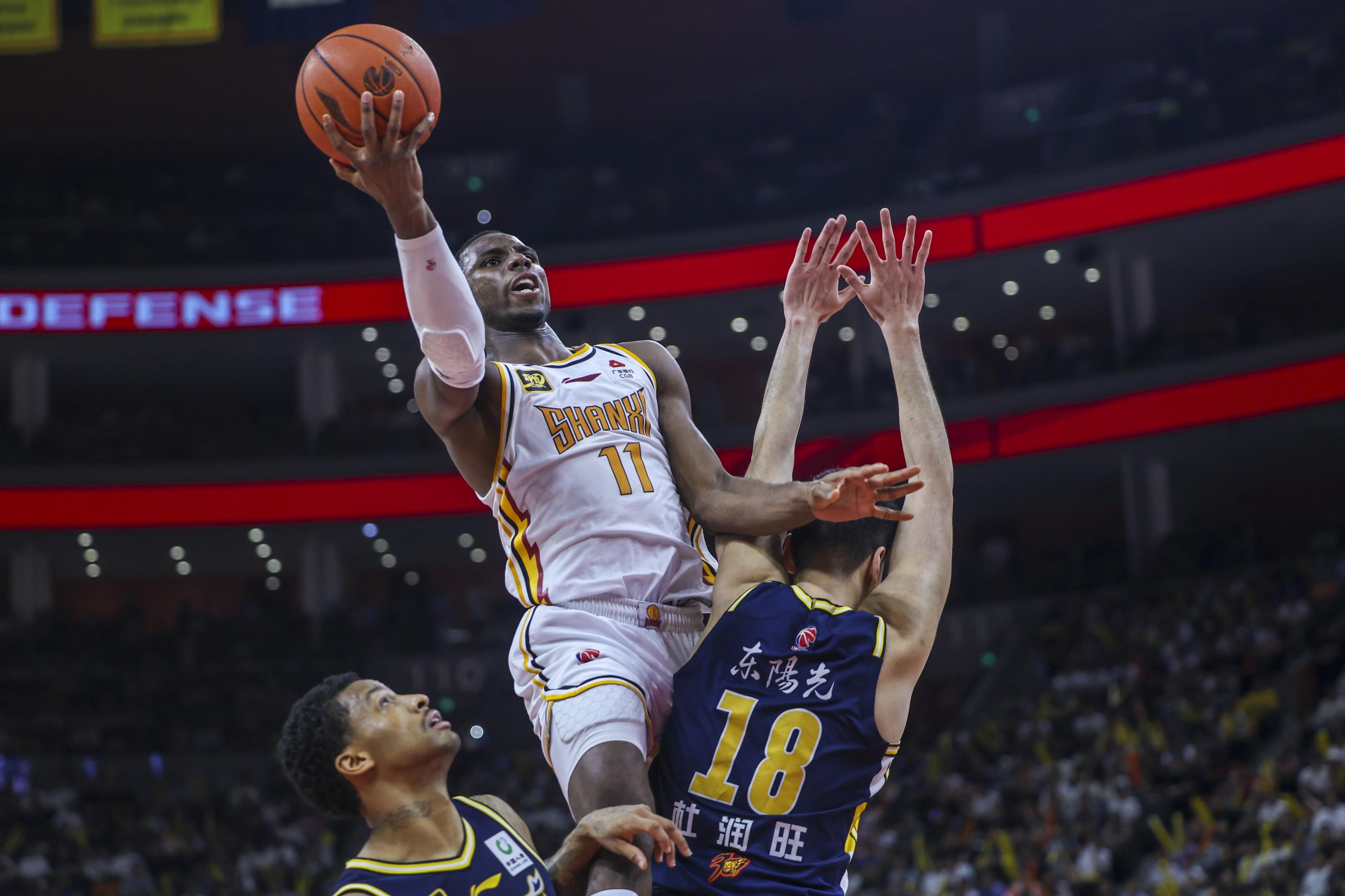 CBA战术调整奏效,成功扭转局势 CBA战术调整奏效,成功扭转局势