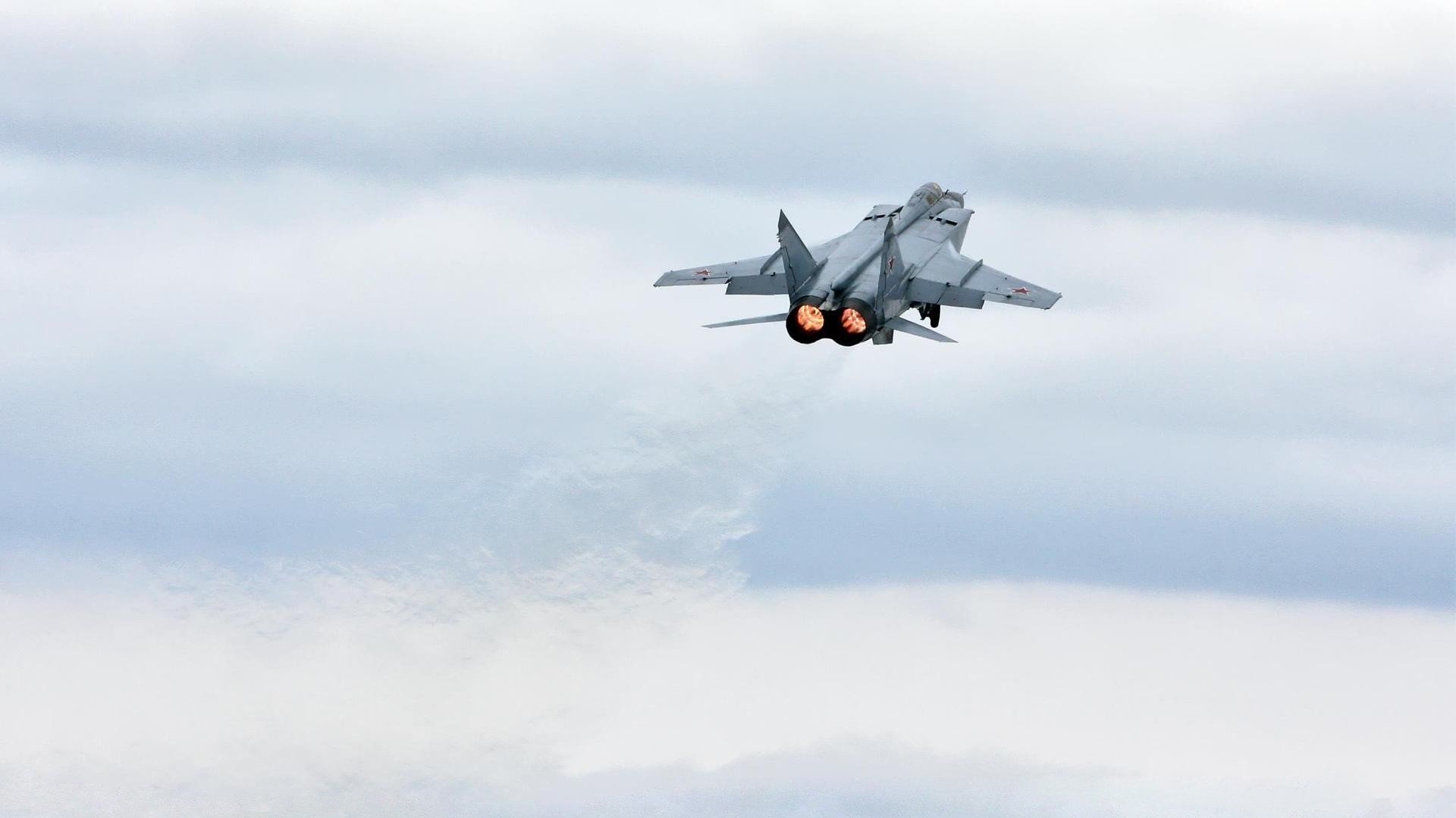 爱游戏在线-金色球拍与绿茵场，当王皓的智慧照亮德国战车