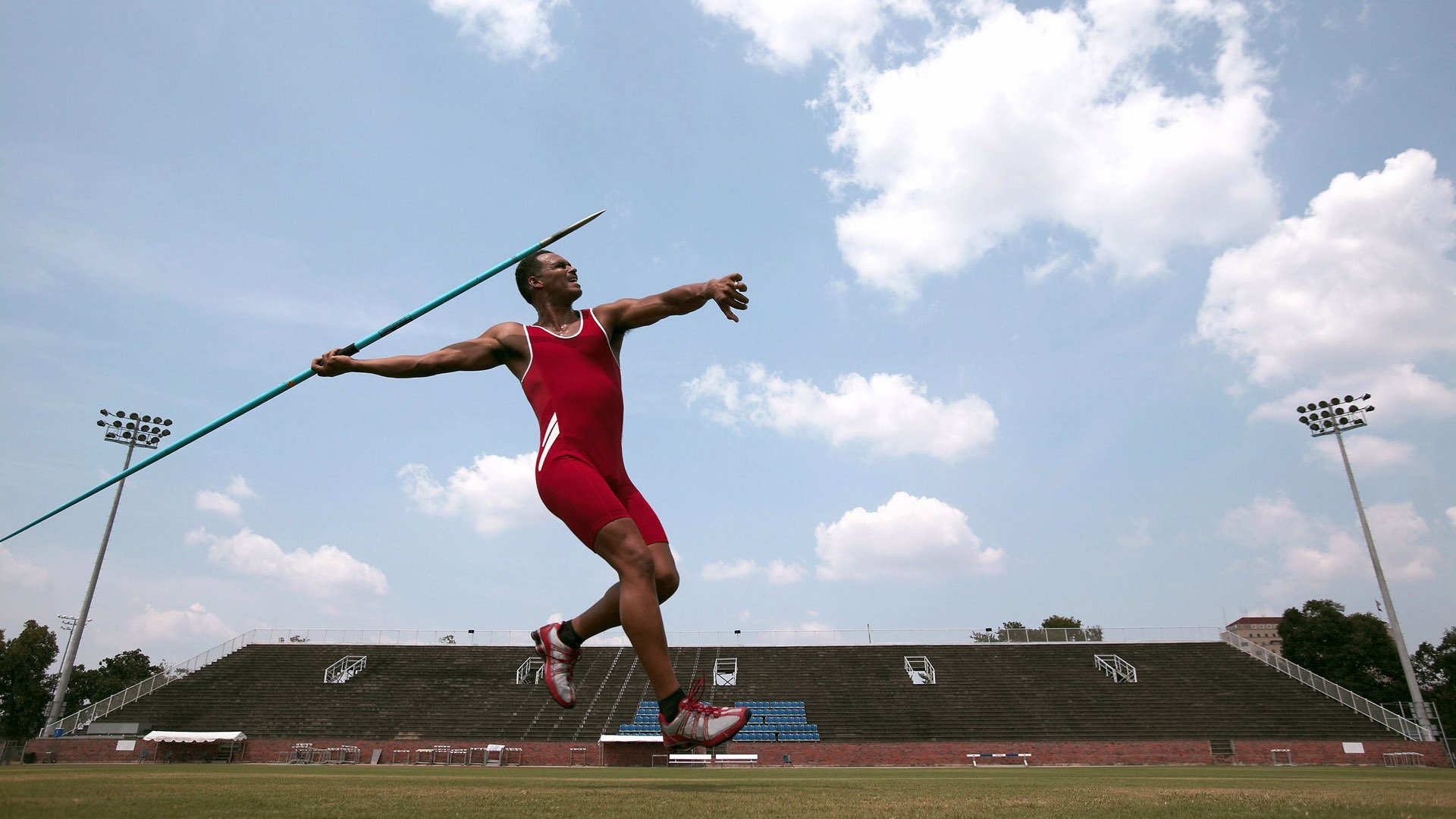 绿茵场上的交响，篮球场上的烽火，竞技体育的破壁时刻